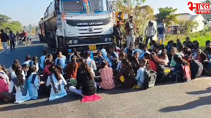 SI Bharti Protest: हनुमान बेनीवाल ने फिर खोला सरकार पर मोर्चा, SI भर्ती घोटाले में CBI जांच की मांग SI Bharti Protest: हनुमान बेनीवाल ने फिर खोला सरकार पर मोर्चा, SI भर्ती घोटाले में CBI जांच की मांग