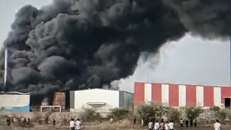 Fire in Chemical Factory: रात भर से सुलग रही आग, बार-बार उठ रहीं चिंगारियां, लाखों का नुकसान