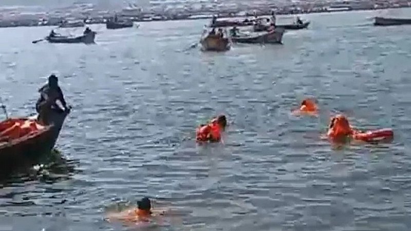 Mahakumbh Boat Accident: महाकुंभ में नाव पलटने से मचा हड़कंप, NDRF की टीम ने लगाई छलांग...बचाई श्रद्धालुओं की जान