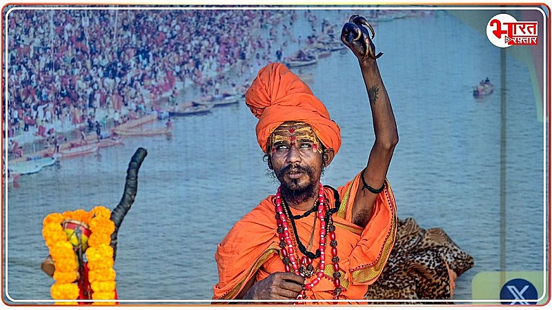 Maha Kumbh में यूट्यूबर को चिमटे से पीटने वाले बाबा का रहस्य, सिरोही में है उनका असली ठिकाना, जानें हाथ ऊपर रखने का कारण