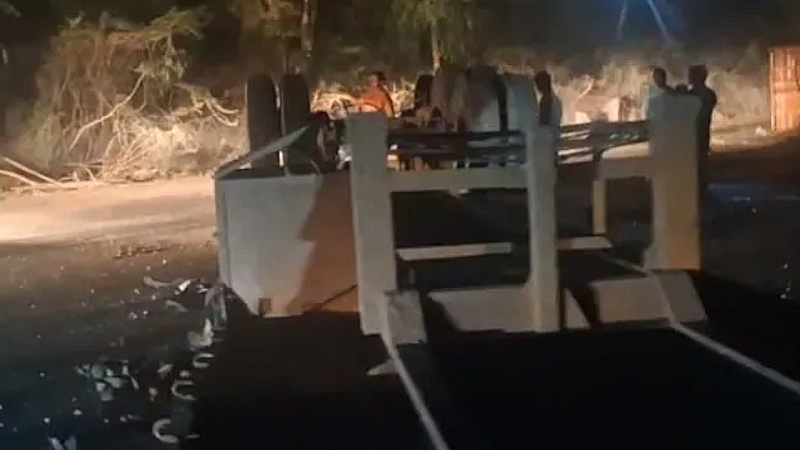 राजस्थान के ब्यावर में दर्दनाक हादसा, ट्रेलर में लगी आग में जिंदा जल गया ड्राइवर, 500 मीटर दूर तक गिरे ट्रक के टुकड़े राजस्थान के ब्यावर में दर्दनाक हादसा, ट्रेलर में लगी आग में जिंदा जल गया ड्राइवर, 500 मीटर दूर तक गिरे ट्रक के टुकड़े