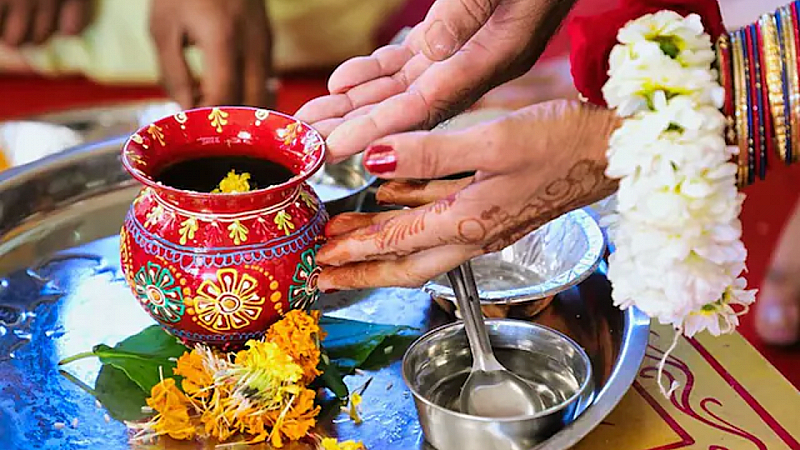 गृह प्रवेश का शुभ समय: क्यों जरूरी है पूजा, कलश और पहली रात घर में रहना? गृह प्रवेश का शुभ समय: क्यों जरूरी है पूजा, कलश और पहली रात घर में रहना?