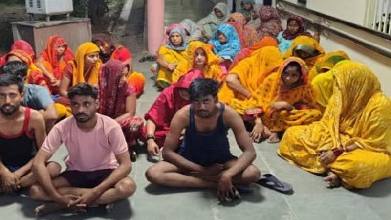 बस हल्के टच में उड़ जाती थी चेन! जयपुर में पकड़ी गई 27 महिला चोरों की गैंग, बिना मोबाइल करती थी वारदात बस हल्के टच में उड़ जाती थी चेन! जयपुर में पकड़ी गई 27 महिला चोरों की गैंग, बिना मोबाइल करती थी वारदात