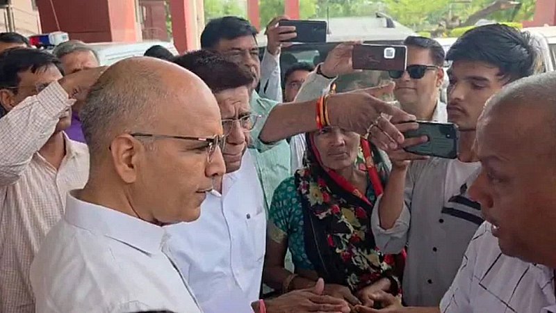 "पानी चाहिए था, थप्पड़ नहीं": राजस्थान में मंत्री पर भड़की जनता, बर्ताव का वीडियो वायरल "पानी चाहिए था, थप्पड़ नहीं": राजस्थान में मंत्री पर भड़की जनता, बर्ताव का वीडियो वायरल