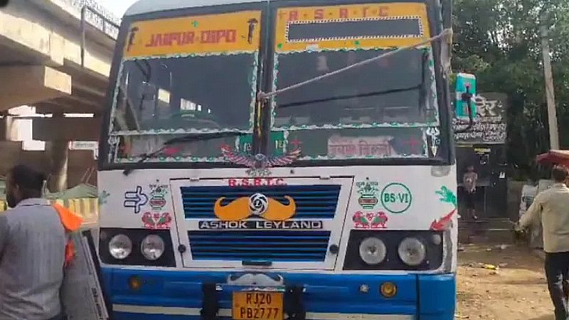 चलती बस का फटा टायर, 40 ज़िंदगियां लटकी सांसों के सहारे: जयपुर-दिल्ली हाईवे पर बड़ा हादसा टला चलती बस का फटा टायर, 40 ज़िंदगियां लटकी सांसों के सहारे: जयपुर-दिल्ली हाईवे पर बड़ा हादसा टला