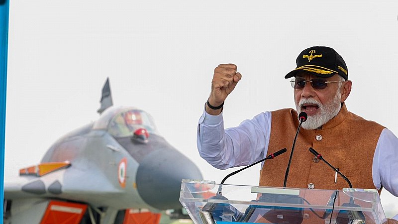 पीएम मोदी का एयरबेस विजिट बना दुश्मनों की नींद का दुश्मन, वायरल हुई आग उगलती तस्वीर! पीएम मोदी का एयरबेस विजिट बना दुश्मनों की नींद का दुश्मन, वायरल हुई आग उगलती तस्वीर!