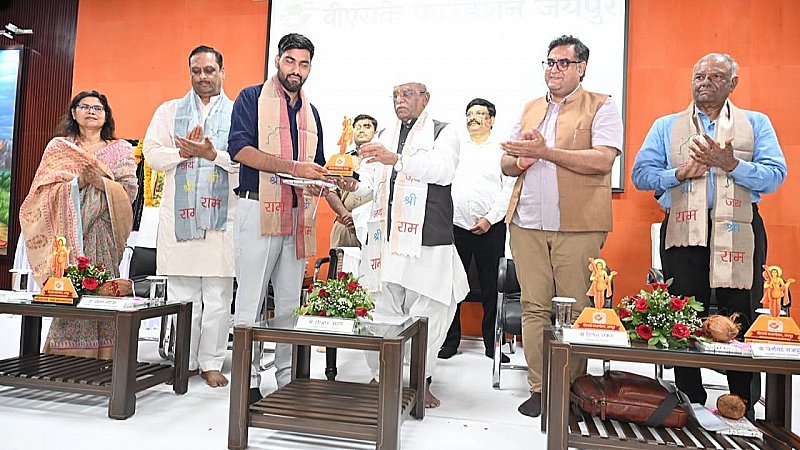 डिजिटल मीडिया का सबसे बड़ा सम्मान जीत ले गए भारत रफ्तार के रिपोर्टर अभिषेक जोशी, राज्यपाल ने किया सम्मानित