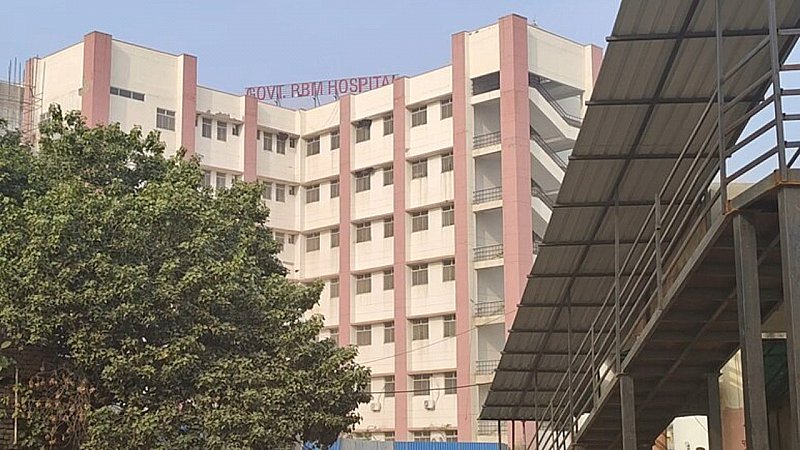 बाथरूम में बंद हुआ सांस का मरीज, बाहर से लगी कुंडी और अंदर ही खत्म हो गई जिंदगी – भरतपुर हॉस्पिटल की लापरवाही या साजिश?" बाथरूम में बंद हुआ सांस का मरीज, बाहर से लगी कुंडी और अंदर ही खत्म हो गई जिंदगी – भरतपुर हॉस्पिटल की लापरवाही या साजिश?"