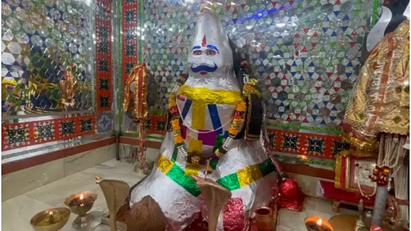 इस मंदिर में भगवान को जंजीरों से क्यों बांधते हैं? 900 साल पुराना रहस्य सुन कांप उठेगा दिल! इस मंदिर में भगवान को जंजीरों से क्यों बांधते हैं? 900 साल पुराना रहस्य सुन कांप उठेगा दिल!
