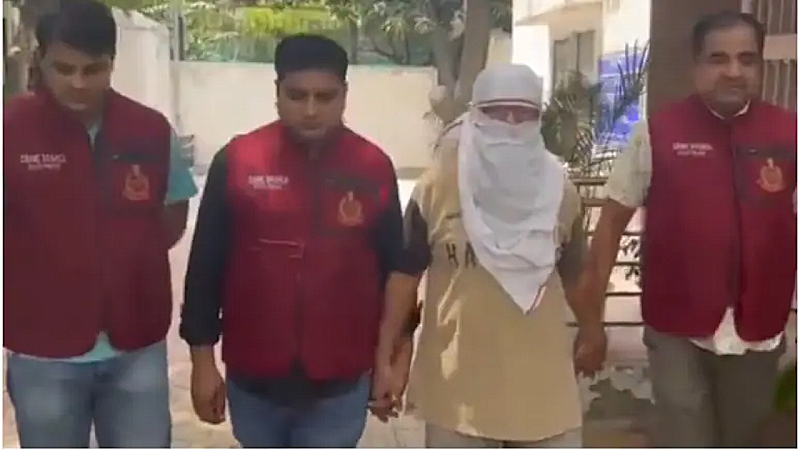 ‘डॉक्टर डेथ’ की दोबारा गिरफ्तारी! मगरमच्छों को शव खिलाने वाला सीरियल किलर पुजारी बनकर छिपा था आश्रम में ‘डॉक्टर डेथ’ की दोबारा गिरफ्तारी! मगरमच्छों को शव खिलाने वाला सीरियल किलर पुजारी बनकर छिपा था आश्रम में