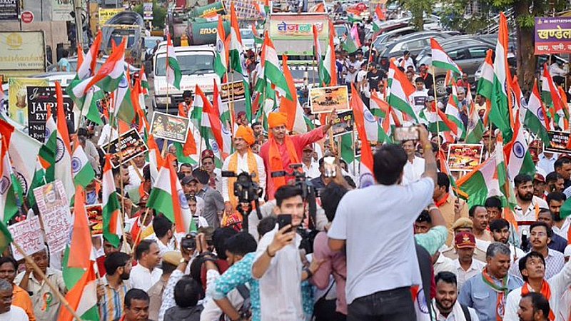 जयपुर में गूंजा राष्ट्रभक्ति का जज़्बा: "हम शांति के लिए लड़ेंगे", बोले कैबिनेट मंत्री राठौड़ तिरंगा रैली में जयपुर में गूंजा राष्ट्रभक्ति का जज़्बा: "हम शांति के लिए लड़ेंगे", बोले कैबिनेट मंत्री राठौड़ तिरंगा रैली में