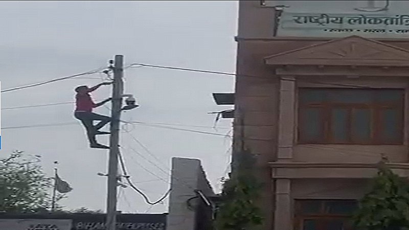 सांसद हनुमान बेनीवाल के घर का बिजली कनेक्शन काटा सांसद हनुमान बेनीवाल के घर का बिजली कनेक्शन काटा