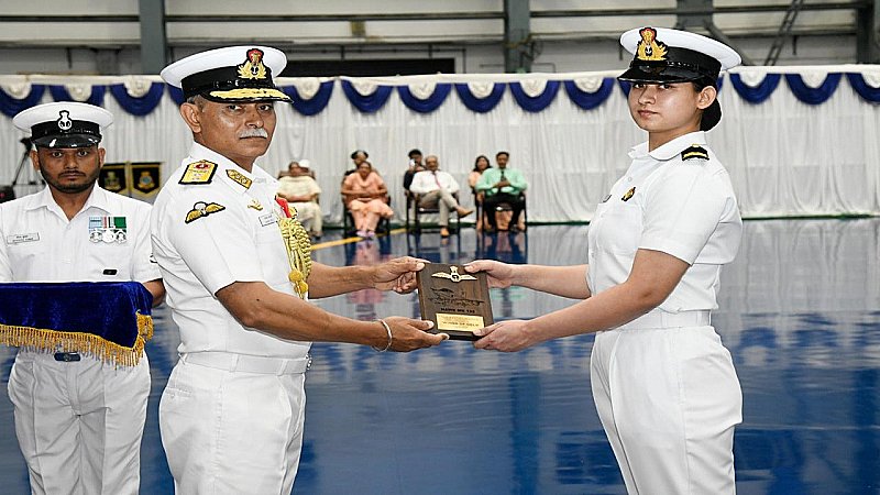 नौसेना विमानन की फाइटर स्ट्रीम में शामिल पहली महिला बनी आस्था