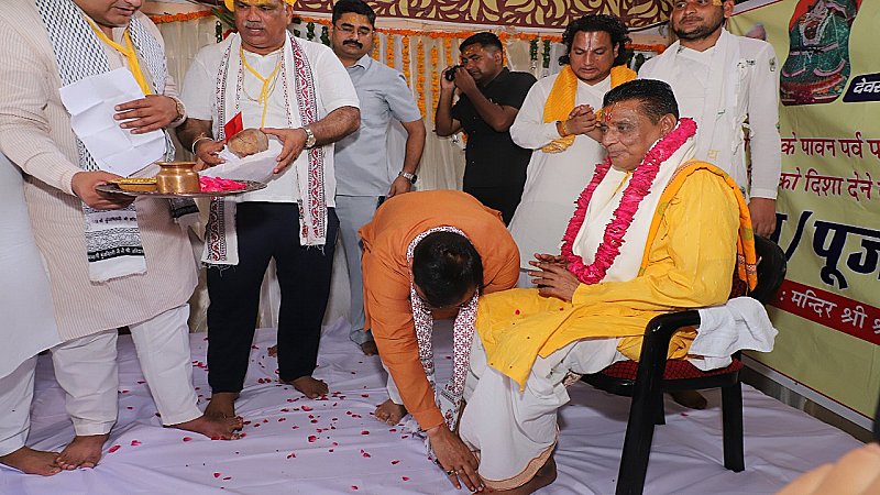 गुरु पूर्णिमा पर CM भजनलाल शर्मा ने लिया गुरुओं का आशीर्वाद, किया चरण पूजन