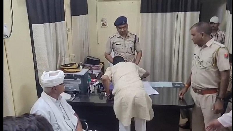 बांसवाड़ा के गढ़ी थाने में भाजपा विधायक का धरना, DSP से बोले— "हाथ जोड़ता हूं, पैर पकड़ता हूं… सीआई को दलालों से बचाइए"