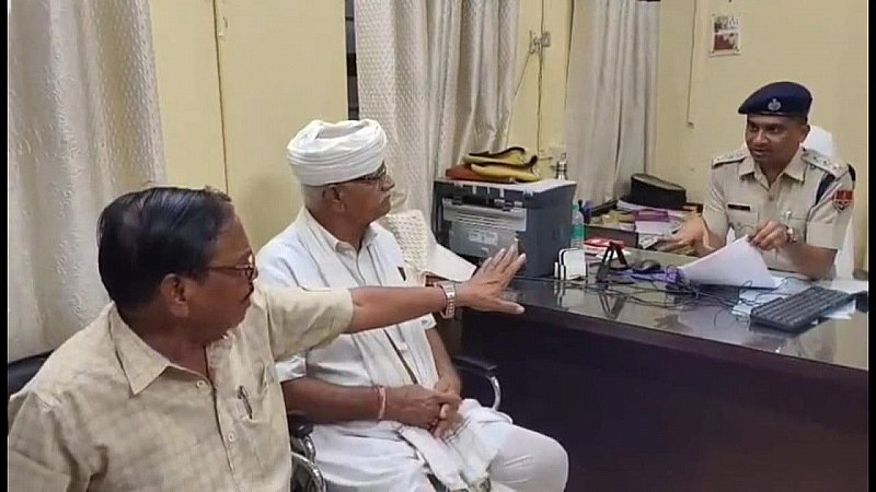 बांसवाड़ा के गढ़ी थाने में भाजपा विधायक का धरना, DSP से बोले— "हाथ जोड़ता हूं, पैर पकड़ता हूं… सीआई को दलालों से बचाइए"